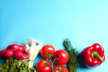 Soğan, biber, dereotu, domates, turp zekâ yukarıdaki mavi masada