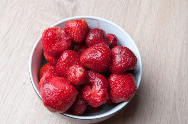 Bir kasede hazır çilekler.