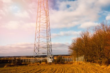 Görüntünün küçük bir köyde telefon kulesi