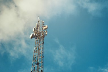 Görüntünün küçük bir köyde telefon kulesi