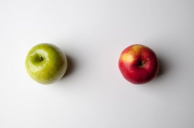 Beyaz arka plan üzerinde izole kırmızı ve yeşil elma
