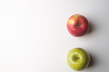 Beyaz arka plan üzerinde izole kırmızı ve yeşil elma