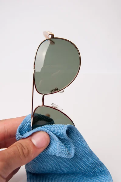 L'image de Lunettes de soleil frotter tissu — Photo