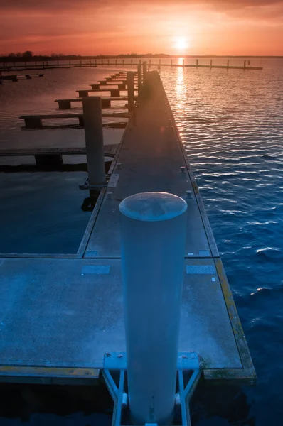 Porto sem navios ao pôr do sol — Fotografia de Stock