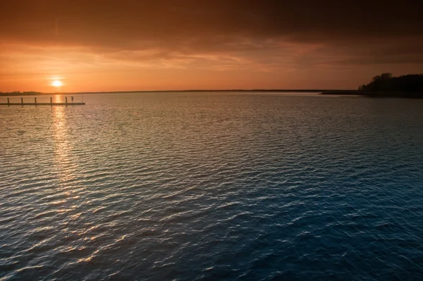 Přístav bez lodí při západu slunce — Stock fotografie