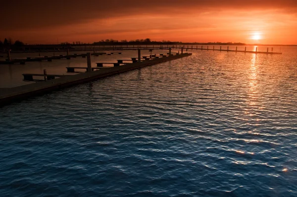 Porto sem navios ao pôr do sol — Fotografia de Stock