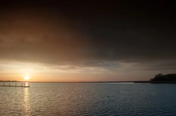 Porto sem navios ao pôr do sol — Fotografia de Stock