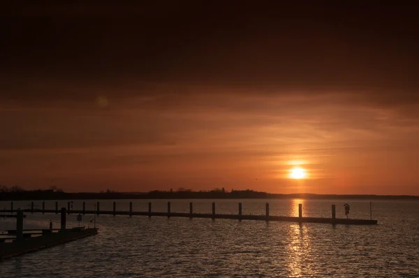 Porto sem navios ao pôr do sol — Fotografia de Stock