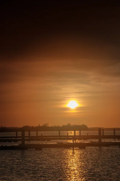 Hafen ohne Schiffe bei Sonnenuntergang — Stockfoto