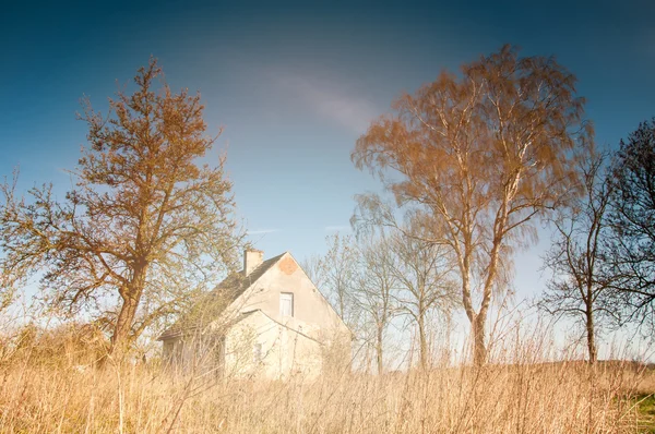 Eski beyaz terk edilmiş ev