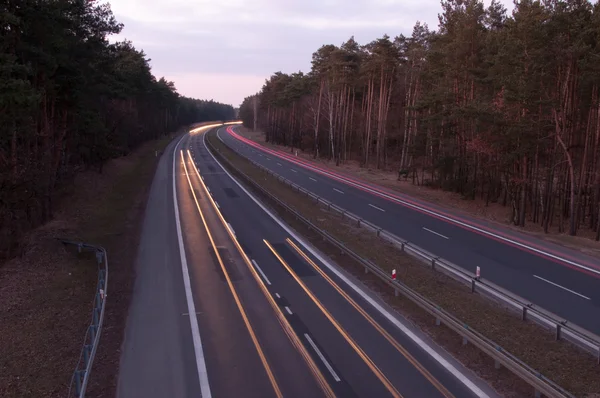 Het beeld van fuzzy lichte auto — Stockfoto