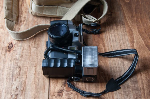 Eski fotoğraf makinesi ve çanta, ahşap arka plan — Stok fotoğraf