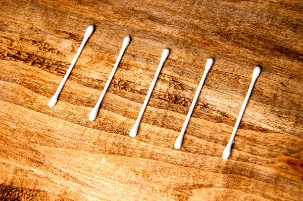 Brotes de algodón sobre fondo de madera — Foto de Stock