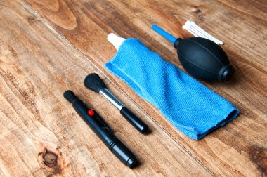 Kamera yukarıdan ahşap zemin temizleme için donatım