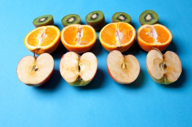 Yukarıdaki mavi bir arka plan üzerinde sağlıklı meyve