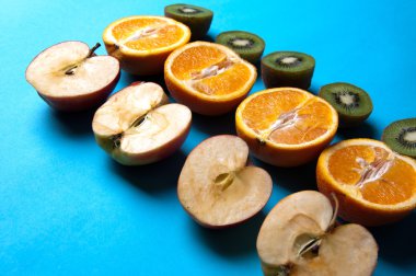 Yukarıdaki mavi bir arka plan üzerinde sağlıklı meyve