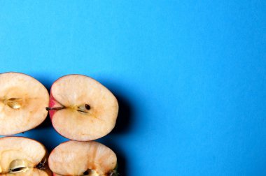 Yukarıdaki mavi bir arka plan üzerinde elma tatlısı