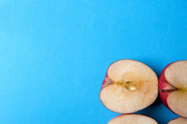 Yukarıdaki mavi bir arka plan üzerinde elma tatlısı