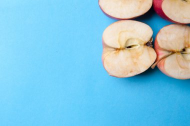 Yukarıdaki mavi bir arka plan üzerinde elma tatlısı