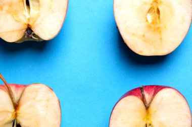 Yukarıdaki mavi bir arka plan üzerinde elma tatlısı
