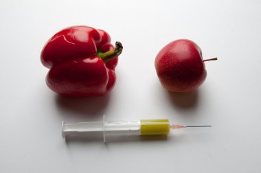 Biber ve elma GDO bulaşmış. Beyaz arka plan.