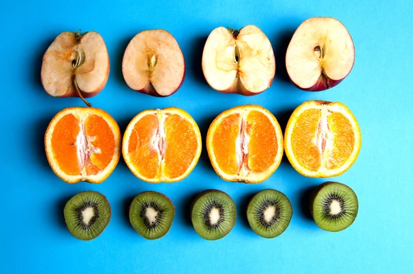 Frutos saudáveis em um fundo azul de cima — Fotografia de Stock