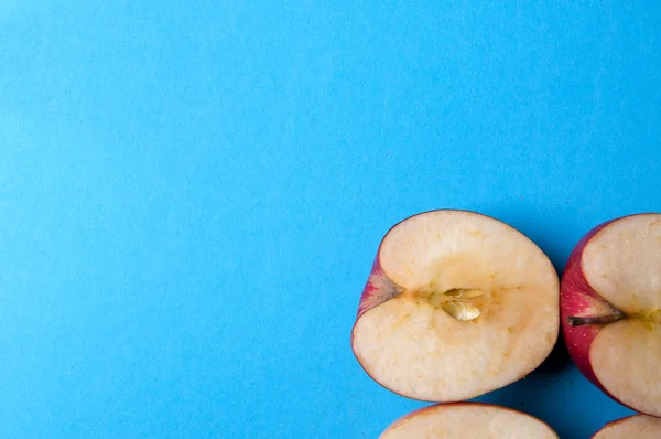 Yukarıdaki mavi bir arka plan üzerinde elma tatlısı