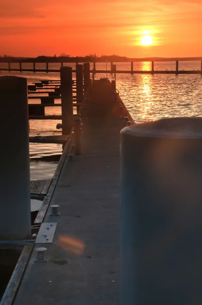 Puerto sin barcos al atardecer — Foto de Stock