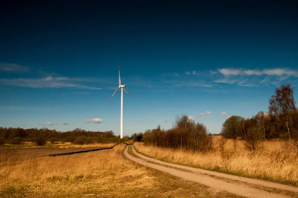 Väderkvarn, blå himmel och moln — Stockfoto