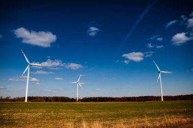 Yel değirmeni, mavi gökyüzü ve bulutlar