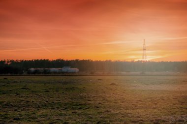 Elektrik direğinden, gün batımı görüntüsünü