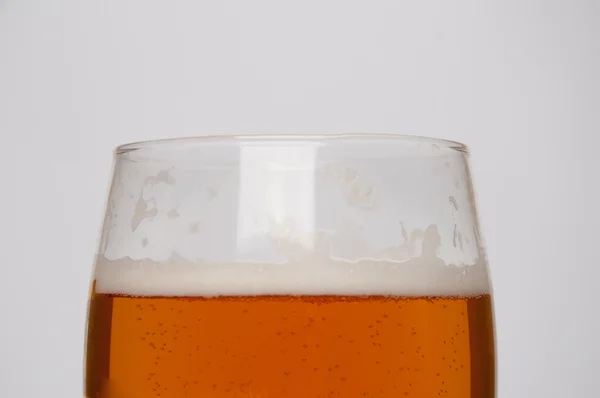 Glas licht bier geïsoleerd op een witte achtergrond — Stockfoto
