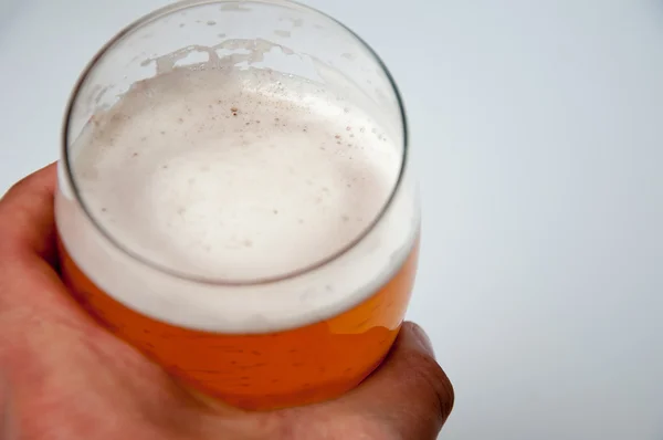 Vaso de cerveza ligera y mano masculina, aislado sobre un fondo blanco —  Fotos de Stock