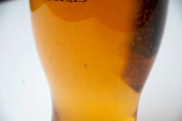 白い背景に単離された軽ビールのガラス — ストック写真
