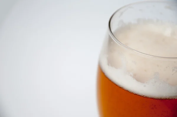 Vaso de cerveza ligera aislado sobre fondo blanco —  Fotos de Stock