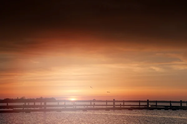 Porto sem navios ao pôr do sol — Fotografia de Stock