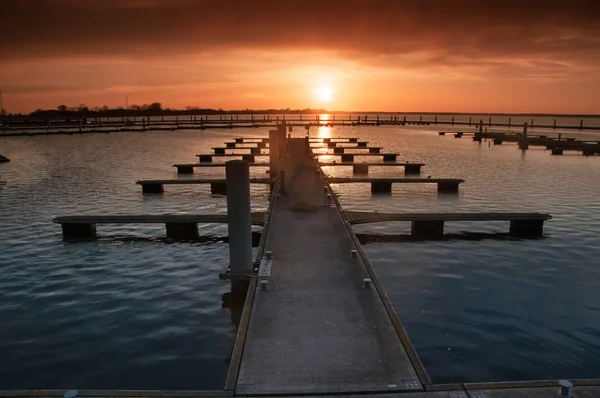 Přístav bez lodí při západu slunce — Stock fotografie