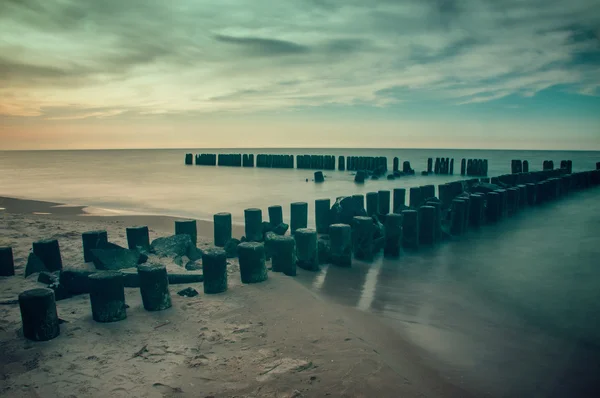 Schöner Strand, Meer und Wellenbrecher — Stockfoto