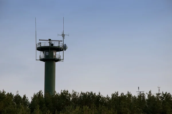 Телекоммуникационная башня на пляже — стоковое фото