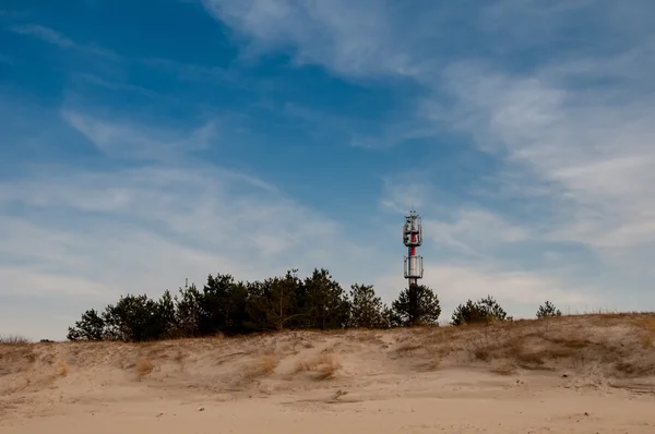 Телекоммуникационная башня на пляже — стоковое фото