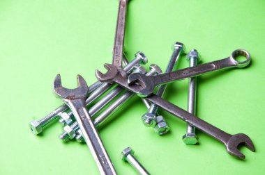 Anahtarları ve üzerindeki yeşil bir arka plan görüntüsü