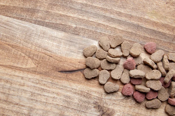 Образ корма для собак на деревянном столе — стоковое фото