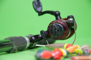 Yeşil bir arka plan üzerinde balık tutmak için ekipmanlar