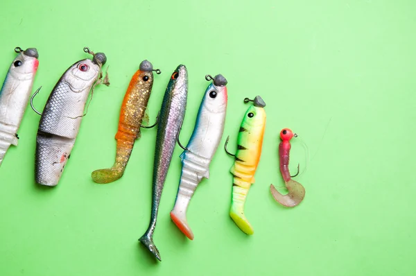 人工的な魚、釣り道具緑の背景に — ストック写真
