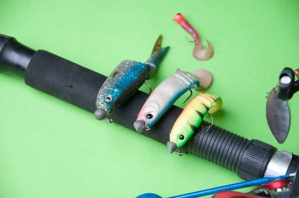 Yeşil bir arka plan üzerinde balık tutmak için ekipmanlar — Stok fotoğraf