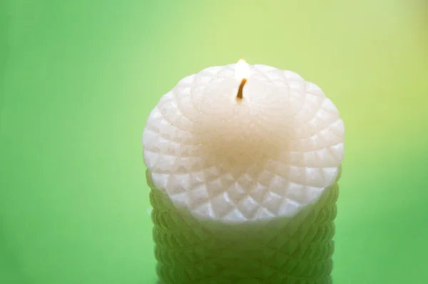 Bílá svíčka izolovaných na zeleném pozadí — Stock fotografie