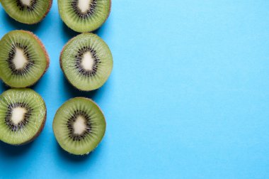 Kivi yukarıdaki mavi arka plan üzerinde kesmek