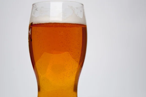 Vaso de cerveza ligera aislado sobre fondo blanco —  Fotos de Stock