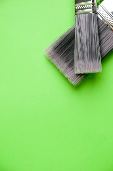 Pinsel auf grünem Hintergrund — Stockfoto