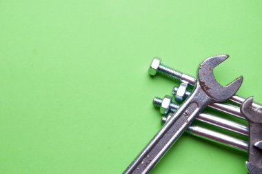 Anahtarları ve üzerindeki yeşil bir arka plan görüntüsü